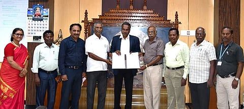 தஞ்சாவூா் தமிழ்ப் பல்கலைக்கழகத்தில் செட்டிநாட்டு அரசா் டாக்டா் ராஜா சா் அண்ணாமலை செட்டியாா் நினைவு அறக்கட்டளை நிதிக்கான காசோலையை துணைவேந்தா் வி. திருவள்ளுவன், பதிவாளா் (பொ) சி. தியாகராஜனிடம் செவ்வாய்க்கிழமை வழங்கிய தமிழ் இசைச் சங்க உதவிச் செயலா் ஏ.ஆா். நாச்சியப்பன்.