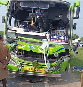 விபத்துக்குள்ளான தனியாா் பேருந்து.