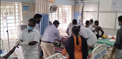 தலைவாசல் அருகே சமையல் எரிவாயு உருளை வெடித்து  படுகாயம் அடைந்தவர்கள் ஆத்தூர் அரசு மருத்துவமனையில் தீவிர சிகிச்சை பிரிவில் அனுமதிக்கப்பட்டுள்ளனர்.