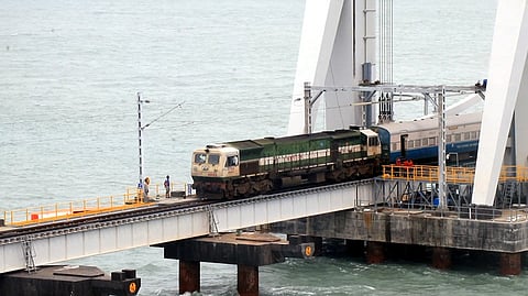  பாம்பன் புதிய ரயில்வே பாலத்தில் சோதனைக்காக 3 பெட்டிகளுடன் வியாழக்கிழமை இயக்கப்பட்ட பயணிகள் விரைவு ரயில்.