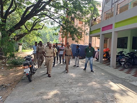 குடியிருப்புகளில் ஆய்வு மேற்கொண்டு வரும் மேட்டூர் காவல் துணைக் கண்கணிப்பாளர் ஆரோக்கியராஜ் மற்றும் கருமலைக்கூடல் போலீசார்.