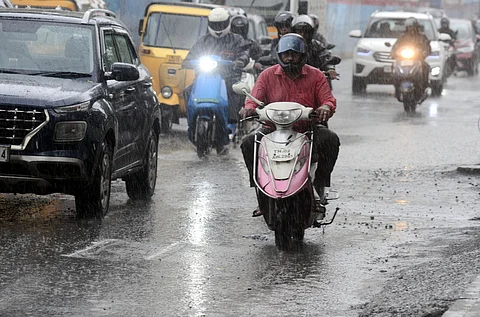சென்னையில் பல்வேறு பகுதிகளில் திங்கள்கிழமை இரவு முதல் பெய்து வரும் மழை.