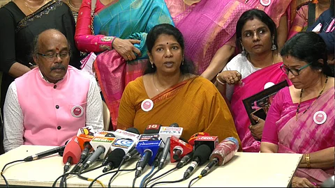 சென்னையில் செய்தியாளர்களுக்கு பேட்டியளித்த மக்களவை உறுப்பினர் கனிமொழி.