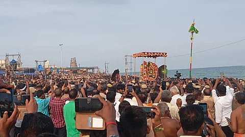 திருச்செந்தூர் அருள்மிகு சுப்பிரமணிய சுவாமி திருக்கோயிலில் கந்த சஷ்டி சூரசம்ஹார விழாவில் கலந்துகொண்ட லட்சக்கணக்கான பக்தர்கள்.