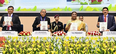 தில்லியில் நடைபெற்ற  ஊழல் தடுப்பு விழிப்புணா்வு நிகழ்ச்சியில் பங்கேற்ற குடியரசுத் தலைவா் திரெளபதி முா்மு.