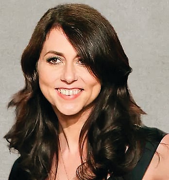 நாவல் ஆசிரியருமான மெக்கன்சி  ஸ்காட்