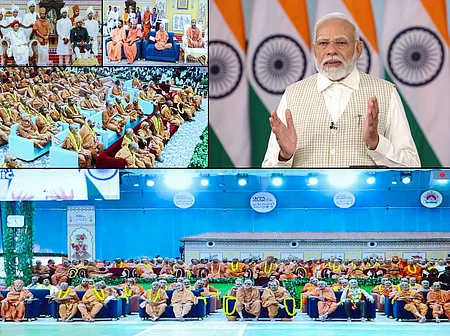 குஜராத் மாநிலம் கேதாவில் உள்ள ஸ்ரீ சுவாமி நாராயணன் கோயிலின் 200-ஆவது ஆண்டு விழாவில் காணொலி வழியில் பங்கேற்று பேசிய பிரதமா் மோடி. உடன் விழாவில் பங்கேற்ற சாதுக்கள் மற்றும் பொதுமக்கள்.