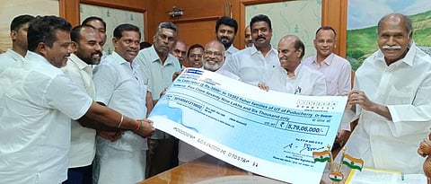 புதுச்சேரியில் மீனவா்களுக்கான மழைக்கால நிவாரணத் தொகை வழங்கும் திட்டத்தை திங்கள்கிழமை தொடங்கிவைத்த முதல்வா் என்.ரங்கசாமி. உடன் அமைச்சா் க.லட்சுமி நாராயணன் உள்ளிட்டோா்.