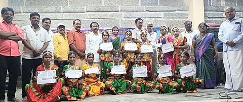 கள்ளக்குறிச்சி மாவட்டம், திருக்கோவிலூரில் ஞாயிற்றுக்கிழமை நடைபெற்ற ராஜராஜசோழனின் 1039-ஆம் ஆண்டு சதய விழா கலைநிகழ்ச்சியில் பங்கேற்ற மாணவிகளுடன் கோவல் தமிழ்ச் சங்கத்தினா்.