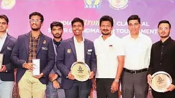 சென்னை கிராண்ட்மாஸ்டா்ஸ் செஸ் போட்டியின் சாம்பியன் பட்டம் வென்ற அரவிந்த் சிதம்பரம், சேலஞ்சர்ஸ் சாம்பியன் பிரணவுக்கு பரிசளித்த துணை முதல்வர் உதயநிதி ஸ்டாலின்.