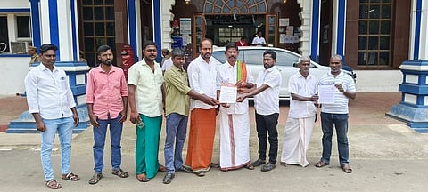 திருவாரூா் மாவட்ட ஆட்சியா் அலுவலகத்தில் மனு அளித்த இந்து மக்கள் கட்சியினா்.