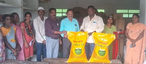 வானூா் வேளாண் விரிவாக்க மையத்தில் விவசாயிகளுக்கு சோயா பீன்ஸ் விதைகளை வழங்கிய வேளாண் இணை இயக்குநா் இரா.சீனிவாசன்.