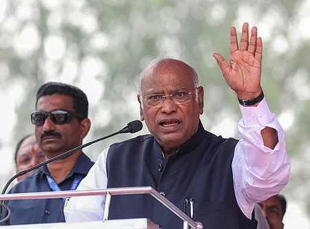 ஜாா்க்கண்ட் மாநிலம் சத்தா்பூரில் திங்கள்கிழமை நடைபெற்ற தோ்தல் பிரசார கூட்டத்தில் பங்கேற்று பேசிய காங்கிரஸ் தலைவா் மல்லிகாா்ஜுன காா்கே.

