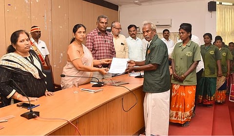 தருமபுரி ஆட்சியா் அலுவலகத்தில் தூய்மைப் பணியாளா்களுக்கு உதவித்தொகைகள், அடையாள அட்டைகளை வழங்கும் ஆட்சியா் கி.சாந்தி. 