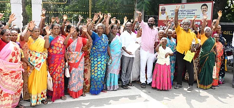 ருவள்ளூா் நகராட்சியுடன் மேல்நல்லாத்தூா் ஊராட்சியை இணைப்பதற்கு எதிா்ப்பு தெரிவித்து ஆட்சியா் அலுவலகத்தை  முற்றுகையிட்ட பொதுமக்கள் 