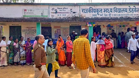 வரிசையில் காத்திருந்து வாக்களித்த மக்கள்