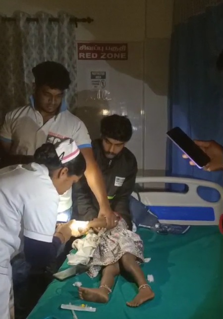 கோத்தகிரி அரசு மருத்துவமனையில் டாா்ச்லைட் வெளிச்சத்தில் சிறுமிக்கு சிகிச்சை அளிக்கும் செவிலியா்.