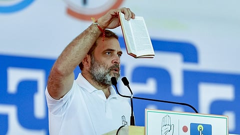 அரசியலமைப்புப் புத்தகத்துடன் ராகுல் காந்தி