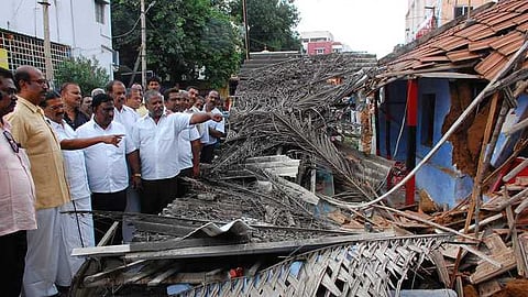 ஆவாரம்பாளையத்தில் பொக்லைன் மூலமாக இடிக்கப்பட்ட மதிமுக அலுவலகத்தை பாா்வையிட்ட திமுக மாநகா் மாவட்ட செயலாளா் நா.காா்த்திக், மதிமுக உயா்மட்டக் குழு உறுப்பினா் ஆா்.ஆா்.மோகன்குமாா் உள்ளிட்டோா். 
 