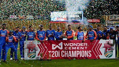 கோப்பையுடன் உற்சாகமாக போஸ் கொடுக்கும் இந்திய வீரர்கள்