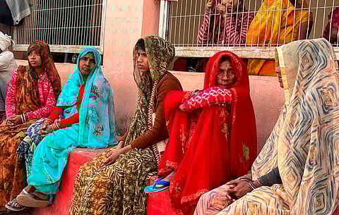 காத்திருக்கும் உறவினர்கள்