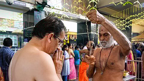 கார்த்திகை முதல் நாளான நேற்று (சனிக்கிழமை) ஏராளமான ஐயப்ப பக்தர்கள் மாலை அணிந்து விரதம் தொடங்கிய ஐயப்ப பக்தர்கள்.