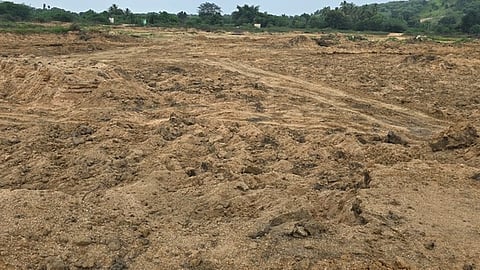  சிறுகுமி ஊராட்சியில் ஏரியில் ஆழமாகவும், அளவுக்கு அதிகமாக எடுக்கப்பட்டுள்ள வண்டல் மண்.
