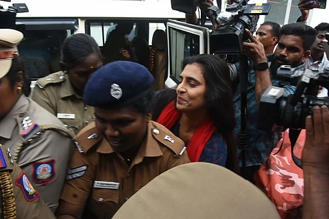 சென்னை எழும்பூா் குற்றவியல் நீதிமன்றத்தில் ஆஜா்படுத்த ஞாயிற்றுக்கிழமை அழைத்து வரப்பட்ட நடிகை கஸ்தூரி.