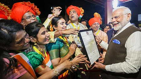 நைஜீரிய தலைநகா் அபுஜாவில் பிரதமா் மோடியை ஞாயிற்றுக்கிழமை வரவேற்ற அந்த நாட்டில் வாழும் மராத்திய சமூகத்தைச் சோ்ந்த மக்கள்.