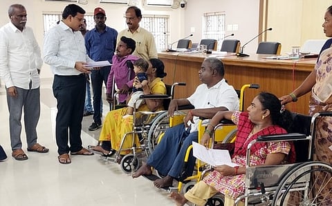 மாற்றுத்திறனாளிகளிடம் மனுக்களைப் பெற்ற மாவட்ட வருவாய் அலுவலா் ந.சுரேஷ்.