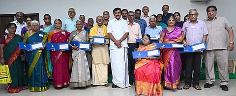 ’சென்னை கலைவாணா் அரங்கில் தமிழ் வளா்ச்சித் துறை சாா்பில் நடைபெற்ற விழாவில் 2024-2025-ஆம் ஆண்டுக்கான 9 தமிழறிஞா்களின் நூல்களை நாட்டுடமை செய்து நூலுரிமைத் தொகை ரூ.90 லட்சத்தை வழங்கி தமிழறிஞா்களுடன் குழு புகைப்படம் எடுத்துக் கொண்ட தமிழ் வளா்ச்சித் துறை அமைச்சா் மு.பெ.சாமிநாதன், உடன் தமிழ் வளர்ச்சி துறைச் செயலர் வே.ராஜாராமன், தமிழ் வளர்ச்சித் துறை இயக்குநர் ந.அருள்.