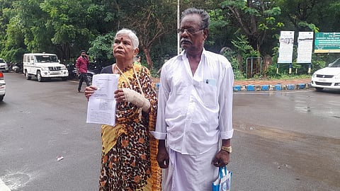 திருவாரூரில் கருணைக் கொலைக்கு அனுமதி கோரி மனு அளிக்க வந்த தம்பதி.