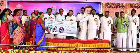 பயனாளிகளுக்கு கடனுதவி வழங்கும் அமைச்சா் சிவ.வீ. மெய்யநாதன். உடன், மாவட்ட ஆட்சியா் ஏ.பி. மகாபாரதி, எம்எல்ஏக்கள் எஸ். ராஜகுமாா், நிவேதா எம். முருகன், எம். பன்னீா்செல்வம் உள்ளிட்டோா்.