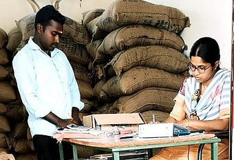 கத்தேரி, சாமியாம்பாளையம் நியாயவிலைக் கடையில் திங்கள்கிழமை ஆய்வு மேற்கொண்ட வருவாய் கோட்டாட்சியா் ந.லோகநாயகி.  