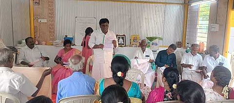 வகுப்பு தொடக்க விழாவில் பேசும் முனைவா் ஜீவ.சீனுவாசன்.