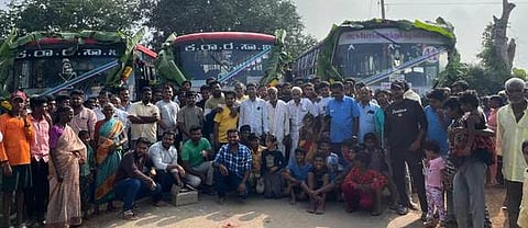 பேருந்துகளுக்கு ஆயுத பூஜை நடத்திய மலைக்கிராம மக்கள். 