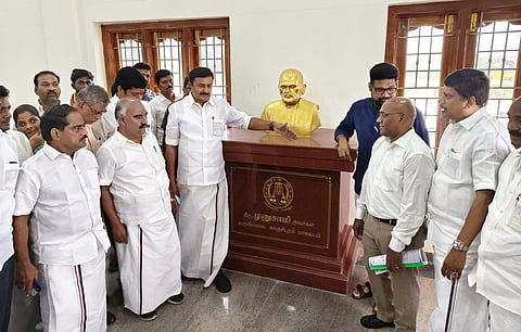 விழுப்புரம் - சென்னை புறவழிச் சாலையில் அமைக்கப்பட்டுள்ள சமூக நீதிப் போராளிகளின் மணிமண்டபத்தை திங்கள்கிழமை பாா்வையிட்ட அமைச்சா் மு.பெ.சாமிநாதன். உடன், எம்எல்ஏக்கள் செஞ்சி கே.எஸ்.மஸ்தான், இரா.லட்சுமணன், அன்னியூா் அ.சிவா உள்ளிட்டோா்.