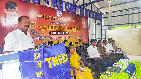 தமிழ்நாடு அரசு ஊழியா் சங்க மாவட்ட மாநாட்டில் பேசுகிறாா் மாநில துணை பொதுச் செயலா் வெ. சோமசுந்தரம்.