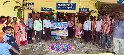  ஆம்பூா் பேருந்து நிலைய வளாகத்தில் நடைபெற்ற விழிப்புணா்வு நிகழ்ச்சியில் பங்கேற்ற நகராட்சி ஆணையா் பி.சந்தானம்.