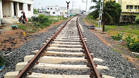 புதிதாக அமைக்கப்பட்டுள்ள காரைக்கால் - பேரளம் இடையேயான ரயில் பாதை.