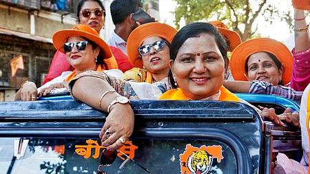 தானேவில் வாக்குசேகரித்த முதல்வா் ஏக்நாத் ஷிண்டேவின் மனைவி லதா ஷிண்டே. 