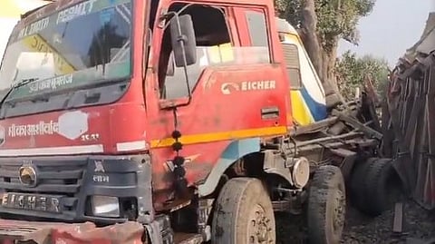 தடுப்பு கேட்டை உடைத்து ரயில் மீது மோதிய லாரி