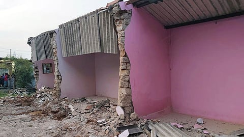 நசியனூரில் போலீஸ் பாதுகாப்புடன் ஆக்கிரமிப்பு வீடு அகற்றம்