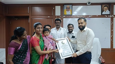 மாவட்ட ஆட்சியா் அலுவலகத்தில் குழந்தை ஆதிரை மற்றும் பெற்றோா்களை பாராட்டிய ஆட்சியா் ப. ஆகாஷ்.