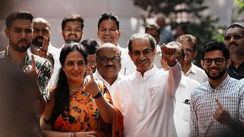 மகாராஷ்டிர சட்ட பேரவைத் தேர்தலை முன்னிட்டு தனது மகன் ஆதித்யா தாக்கரே மற்றும் குடும்ப உறுப்பினர்களுடன் வந்து, ஜனநாயக கடமையாற்றிய சிவசேனா தலைவர் உத்தவ் தாக்கரே.