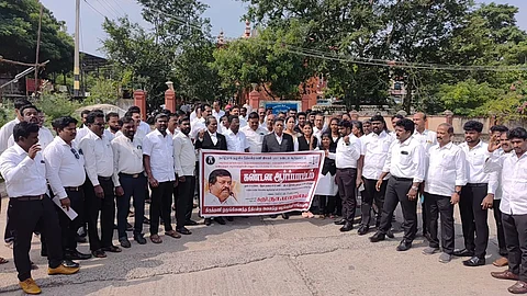 திருத்தணி சார்பு நீதிமன்றம் முன்பு தமிழ்நாடு மற்றும் புதுச்சேரி வழக்குரைஞா்கள் சங்கங்களின் கூட்டமைப்பு தலைவர் கரூர். நா. மாரப்பன் தலைமையில் நடைபெற்ற கண்டன ஆர்ப்பாட்டத்தில் பங்கேற்ற வழக்குரைஞர்கள்.