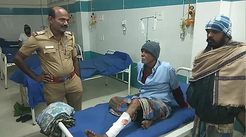 நாய் கடித்து பேரணாம்பட்டு அரசு மருத்துவமனையில்  சிகிச்சை பெற்று வருபவர்களிடம் விசாரணை நடத்தும் போலீசார் 