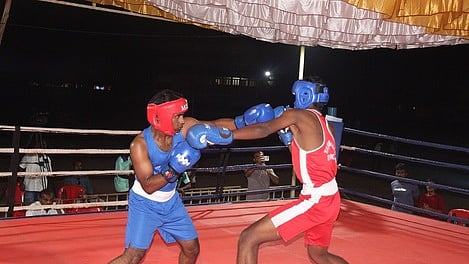  போட்டியில் பங்கேற்று மோதிய குத்துச்சண்டை வீரா்கள்.