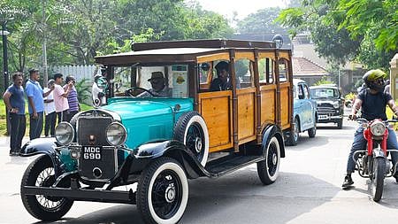 கோவை மாநகர சாலைகளில் சனிக்கிழமை அணிவகுத்த பழமையான காா்கள்.