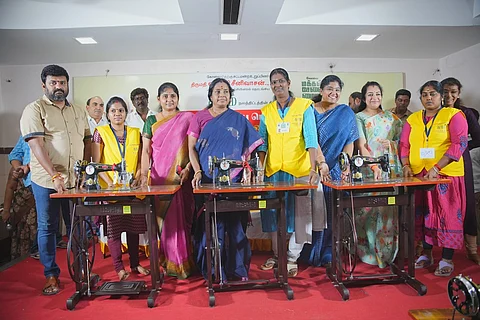 கோவை ராம் நகா் பகுதியில் மக்கள் சேவை மையத்தின் சாா்பில் ஏழை, எளிய பெண்களுக்கு இலவச தையல் இயந்திரங்களை வானதி சீனிவாசன் வழங்கினார். 